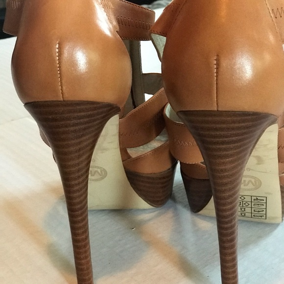 Michael Kors strappy 5” high heel with platform. - Picture 5 of 8